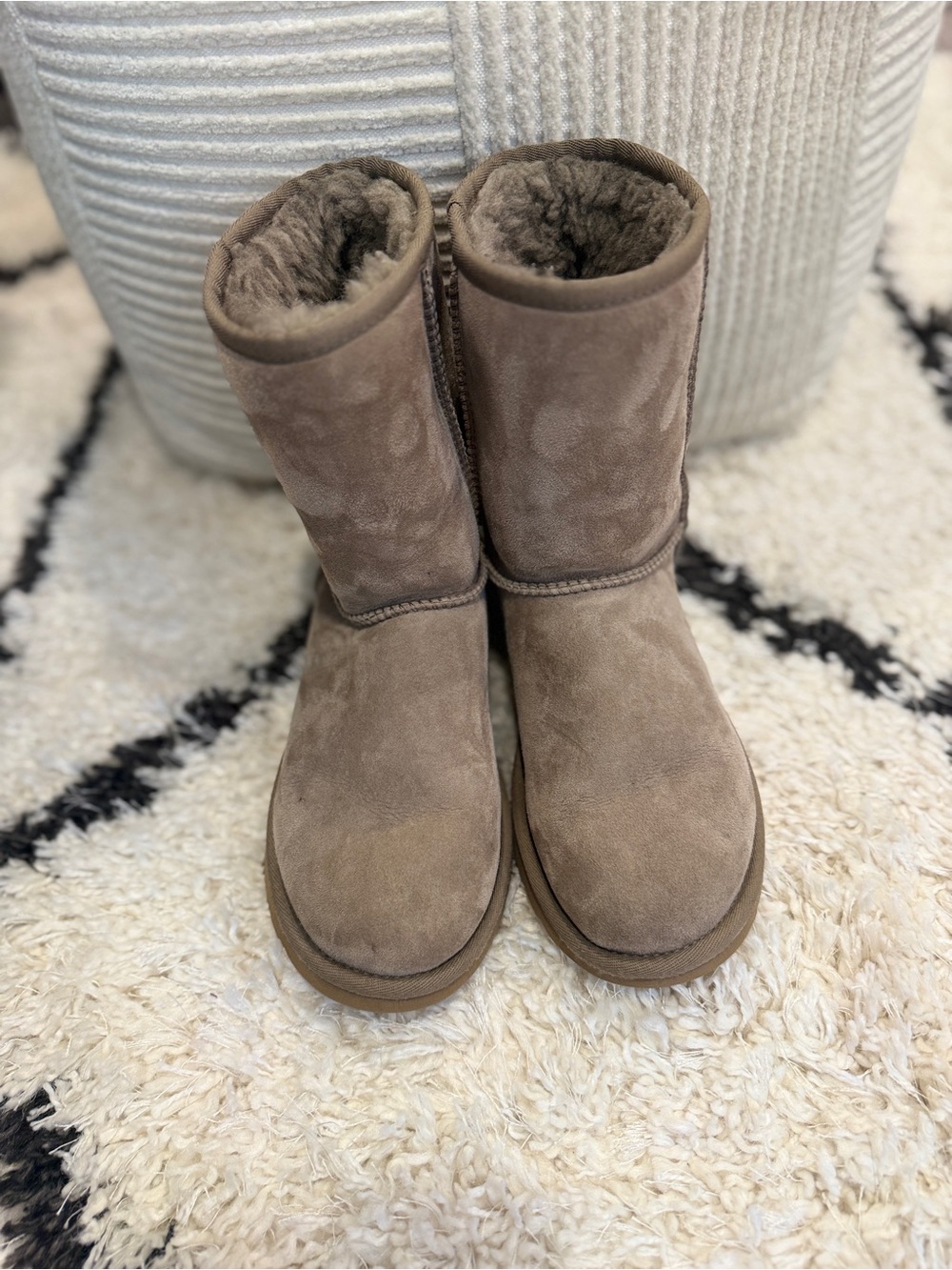 UGG Classic Short II Chestnut Sheepskin Boots Women’s 7 Brown Suede Winter - Picture 9 of 10